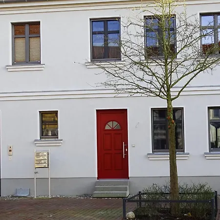 Gemuetliches Dachgeschoss-apartement Mit Seeblick Und Grossem Garten Am Wasser By Interhome *